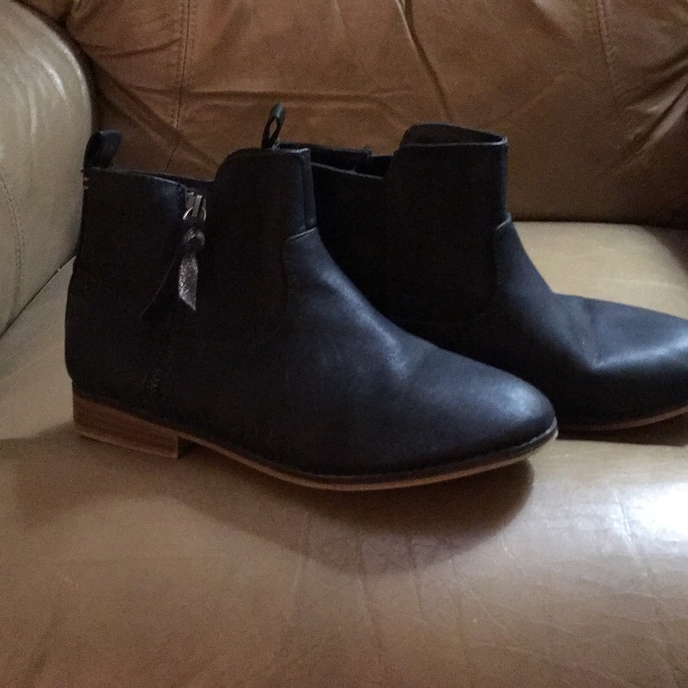 Girls’ black booties